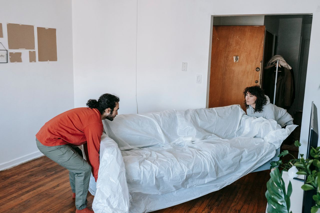 hero-img A couple collaboratively lifting a couch while moving into a new apartment.